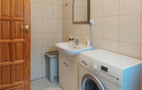 y baño con lavadora y lavamanos. en 2 Bedroom Beautiful Home In Dominikowo, en Dominikowo