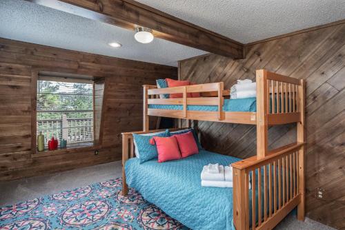 a bedroom with bunk beds in a cabin at Stay Happy in Ruidoso