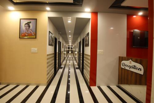 - un couloir avec des bandes noires et blanches au sol dans l'établissement SHREE GOVINDAM INN, à Kānkroli