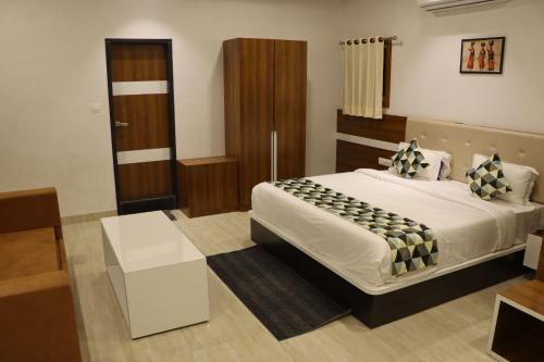 - une chambre avec un lit king-size dans l'établissement SHREE GOVINDAM INN, à Kānkroli