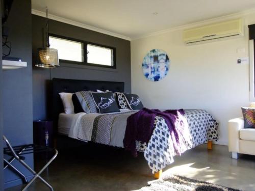 1 dormitorio con cama y ventana en Deshons Country Retreat en Kingaroy