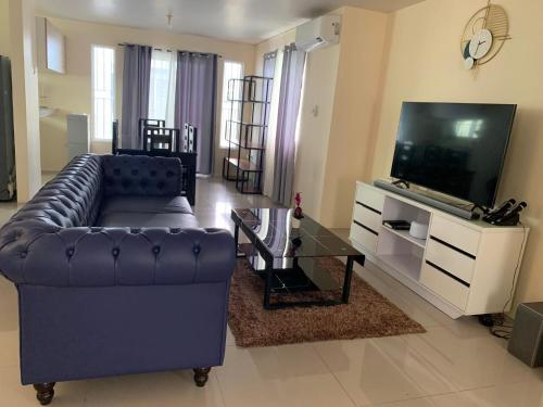 a living room with a couch and a flat screen tv at 3 bed 3 bath Friendly, Friendship area, Fibre bdb in Angeles