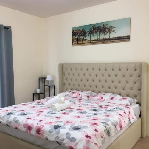 a bedroom with a bed with a pink bedspread and palm trees at 3 bed 3 bath Friendly, Friendship area, Fibre bdb in Angeles