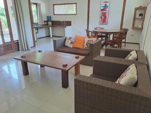 a living room with couches and a coffee table at Si Pitung Village in Gili Air
