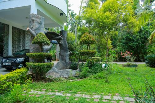 Taman di luar Lake Edge Holiday Inn