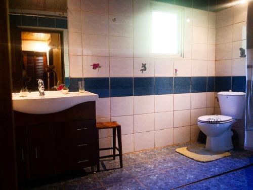 bagno con lavandino e servizi igienici di LA MARINA 5 a Ambodifototra