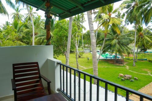 Taman di luar Lake Edge Holiday Inn