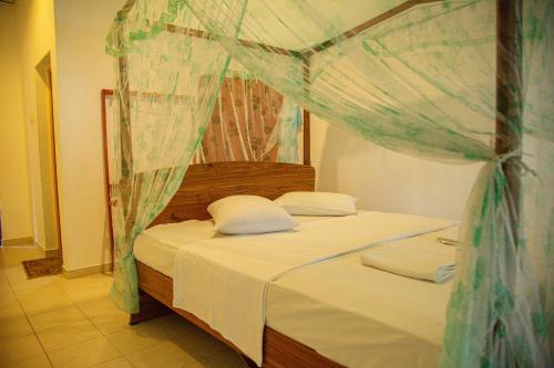 Katil atau katil-katil dalam bilik di Lake Edge Holiday Inn