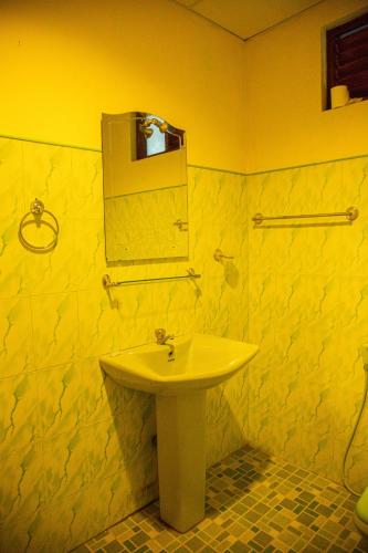 Bilik mandi di Lake Edge Holiday Inn