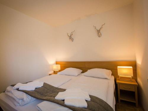 トゥルラッハー・ヘーエにあるCozy Apartment near Ski Area in Turracherhoheのベッドルーム1室(壁にアントラー2つ付)
