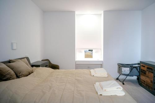 - une chambre avec un grand lit et 2 serviettes dans l'établissement AH Lahoda, à Košice