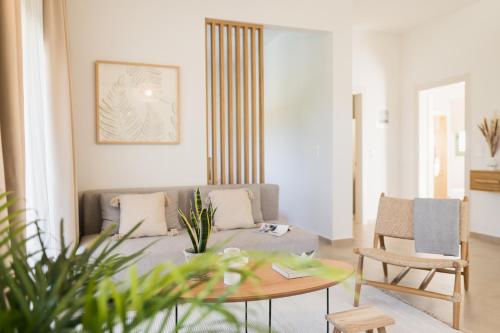 - un salon avec un canapé et une table dans l'établissement Magnolia Villas Thassos, à Potos