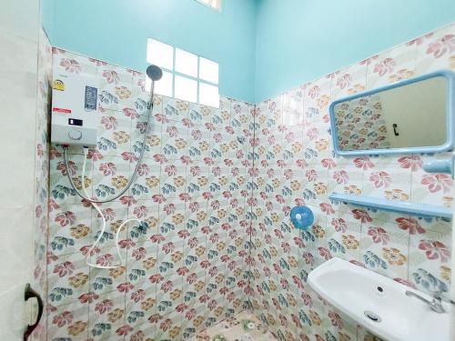La salle de bains est pourvue d'un lavabo et d'un miroir. dans l'établissement Khao Sok Backpacker Hostel, à Khao Sok