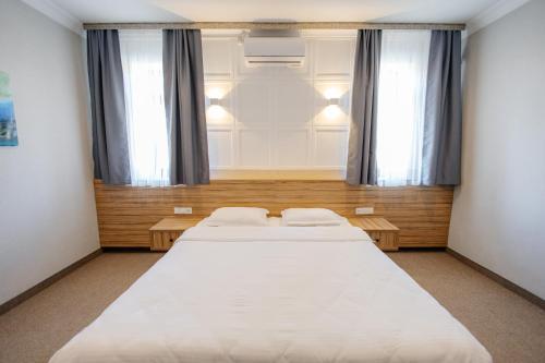 En eller flere senge i et værelse på 281 Hotel