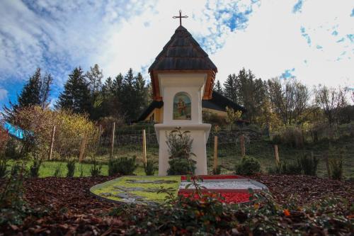 a small chapel in the middle of a garden at Schloss Süßenstein in Hüttenberg