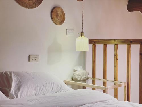 a bedroom with a bed and a glass table at Zhu Shan Xian Ting in Jincheng