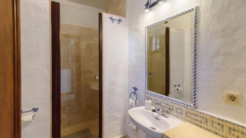y baño con lavabo y espejo. en Arroyo del Moro Gaucín by Ruralidays en Gaucín