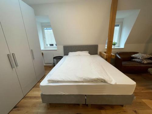 a bedroom with a large bed in a room at Tolles Studio im Zentrum von Rapperswil in Rapperswil-Jona