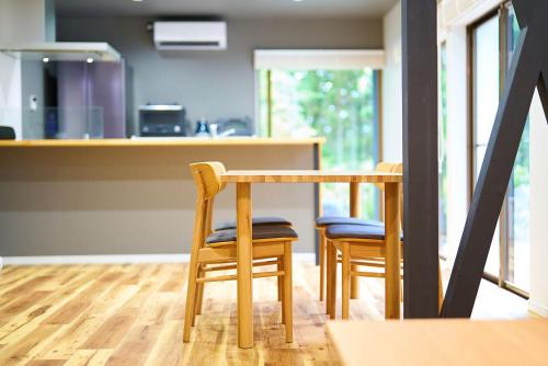 a kitchen with a table and two chairs at Asagiri hideaway FUJI-朝霧 富士の隠れ宿- in Fujinomiya