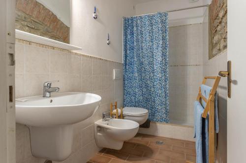 uma casa de banho com um lavatório, um WC e um chuveiro em Manuela - Agriturismo La Valentina em Talamone