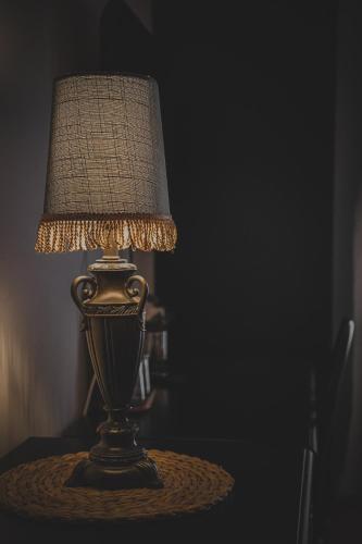a lamp sitting on top of a table at Mojo Hotell in Örebro