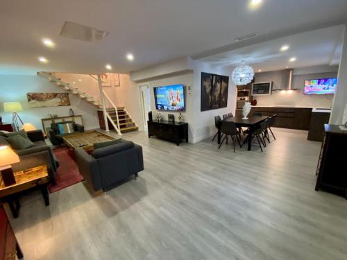 Duplex acogedor y cómodo في سان سيباستيان دي لوس رييس: غرفة معيشة مع أريكة وغرفة طعام