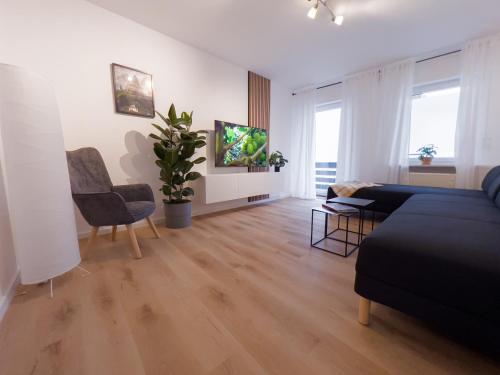 a living room with a couch and two chairs at 3-Zimmer Apartment 88 qm bis zu 8 Personen in Winningen