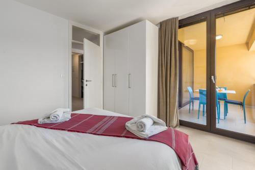een slaapkamer met een bed en een tafel met stoelen bij Apartment Mara Premium in Poreč