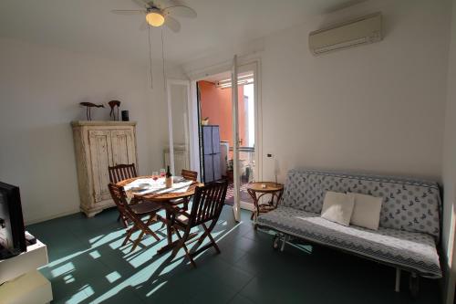 een woonkamer met een tafel en een bank bij Raffy's HOME in Arenzano