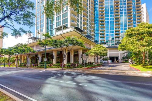 uma rua vazia em frente a um grande edifício em Allure Waikiki #803 condo em Honolulu