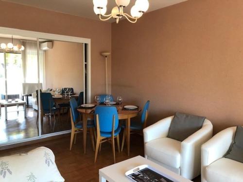 une salle à manger avec une table et des chaises dans l'établissement Charmant appart rénové au Lavandou - Terrasse, Clim, Centre-ville - FR-1-308-123, au Lavandou
