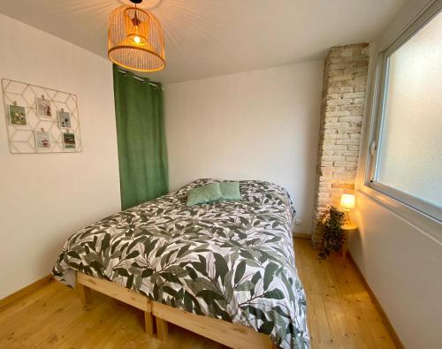 - une chambre avec un lit et un rideau vert dans l'établissement Le Port-Mer - Proxy port & plage - Cosy, à Dieppe