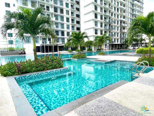 Πισίνα στο ή κοντά στο The Platino Skudai near Paradigm Mall by RR JBcity