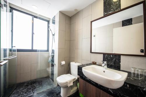 Un baño de The Landmark by Katana
