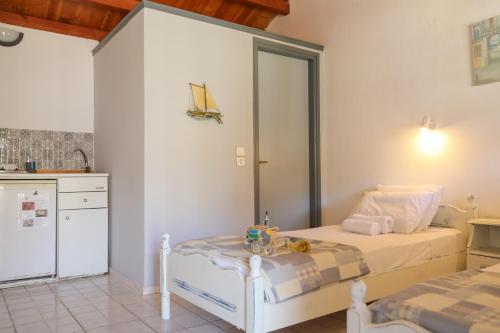 a small bedroom with a bed and a kitchen at Villa Amy in Achladies