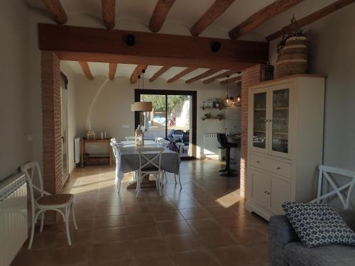 a kitchen and dining room with a table and chairs at El Niu de l'Estany in Ivars d'Urgell