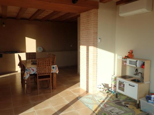a kitchen and dining room with a table and chairs at El Niu de l'Estany in Ivars d'Urgell