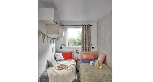 Avrillé的住宿－Camping les Mancellieres，带沙发和窗户的客厅