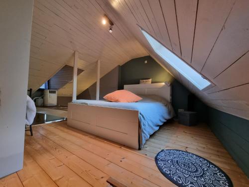 A bed or beds in a room at Studio AU CENTRE de Chimay, arrivee autonome