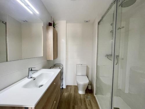 Ένα μπάνιο στο Luxury Center Apartment
