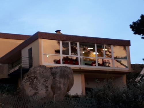 Gallery image of Auberge Granit Rose - Hébergement partagé en Auberge de Jeunesse - Vue sur mer - Dortoir mixte & Camping in Trébeurden