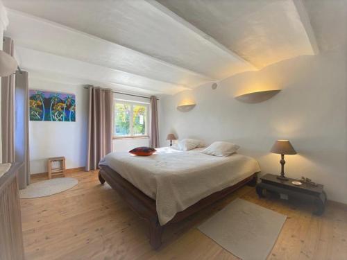 - une chambre avec un grand lit et une fenêtre dans l'établissement Villa Elva, au Plan-de-la-Tour