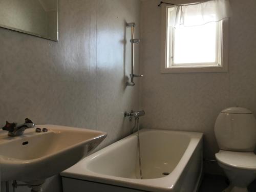 a bathroom with a sink and a tub and a toilet at Gubbaberget Björnberget 5 minuter Hedsjövägen 23 ofta uthyrt 