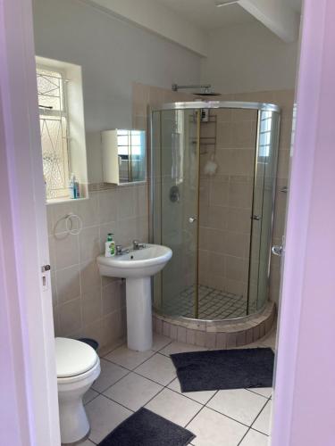 W łazience znajduje się prysznic, toaleta i umywalka. w obiekcie 7 Aquavista Crescent, Sundays River w mieście Colchester