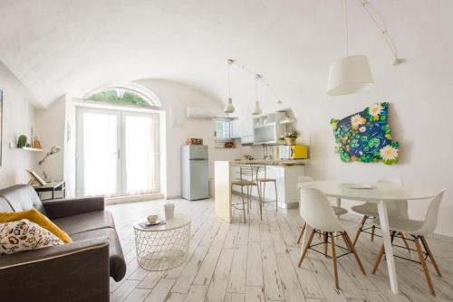 ein Wohnzimmer mit einem Sofa und einem Tisch in der Unterkunft Marina Suite by Wonderful Italy in Palermo