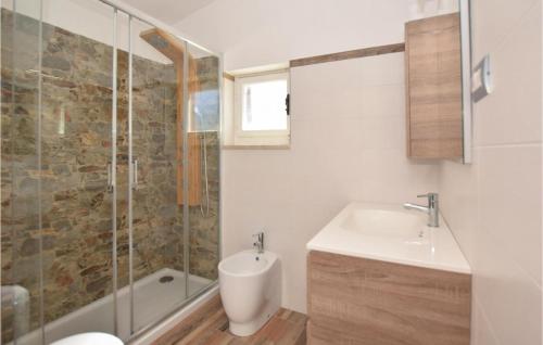 ein Bad mit einem WC, einem Waschbecken und einer Dusche in der Unterkunft Patrizio Country House in Labico
