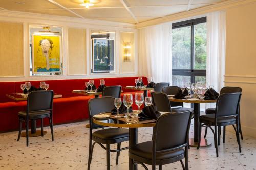 a restaurant with tables and chairs with wine glasses at Best Western Plus Casablanca City Center in Casablanca