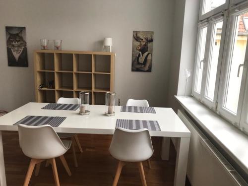uma mesa branca e cadeiras num quarto com uma janela em Apartment Zebra em Viena