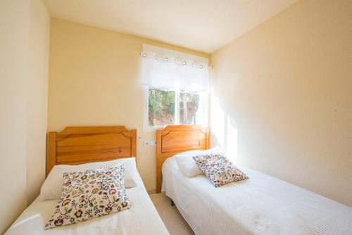 um quarto com 2 camas e uma janela em Apartamento Manzanera 3 - PlusHolidays em Calpe