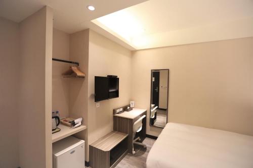 TV a/nebo společenská místnost v ubytování Chair Man Hotel